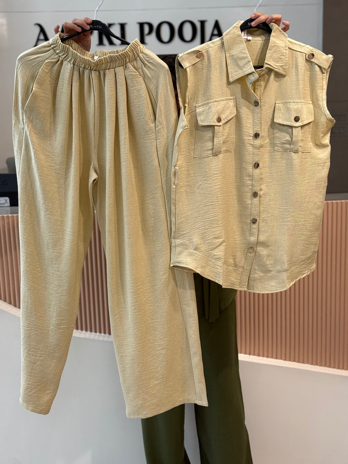 Collared shirt neckline with belt cordset